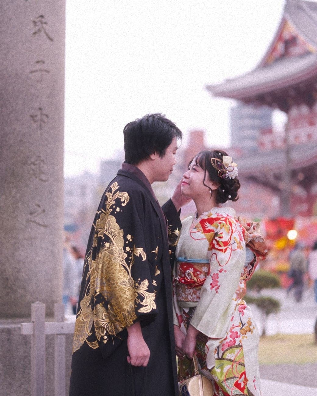 Sorratat and Witita in kimono in front of a temple gate in Tokyo